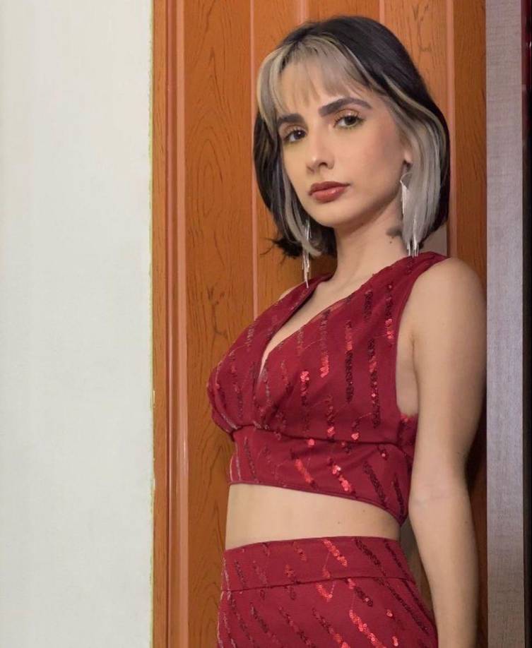 Además, la joven reconoció en un directo de Instagram que el carro que siempre ha querido tener es un Bentley, como indica Bad Bunny el tema.