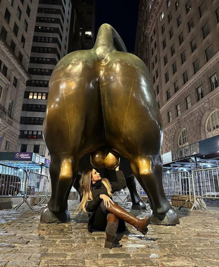 También posó con el tradicional Toro de Wall Street. 