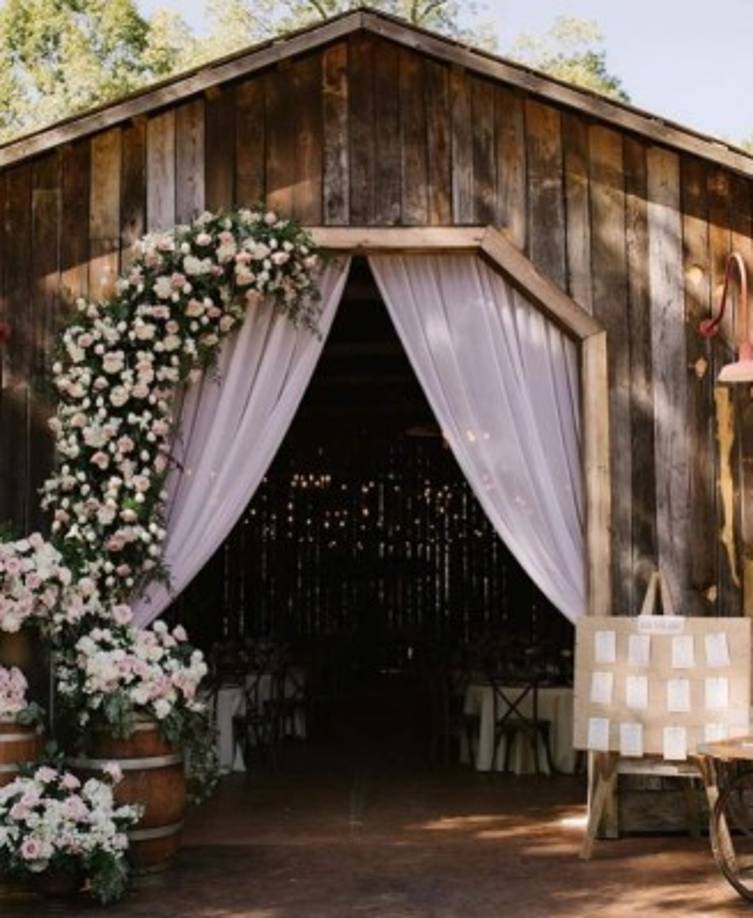 Desde un inicio Isabella tenía claro que deseaba una boda sin tanto lujo.<br/><br/>“No vamos a echar así la casa por la ventana en la boda, no va a ser una boda típica, tradicional, superlujosa”, contaba en entrevista con el programa de televisión Al rojo vivo.<br/><br/>