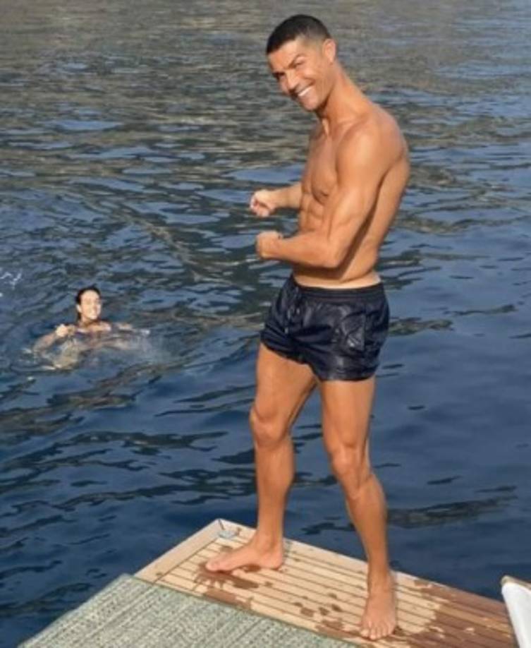 La pareja han repartido su tiempo de descanso entre alta mar, a bordo de su nuevo y flamante yate. Se han dado el tiempo para realizarse un par de bromas y sin lugar a dudas se ve el amor en ambos.