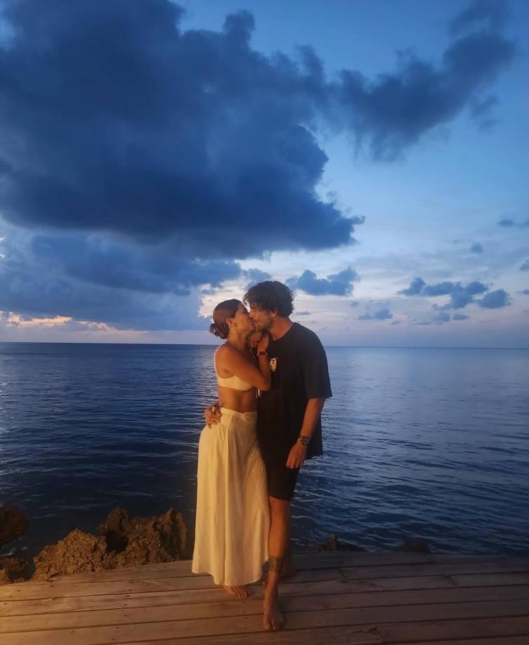 Los seguidores del actor le dejaron lindos mensajes tras la publicación de sus fotos en Roatán, la mayoría le agradecían por dar a conocer esta hermosa parte de Honduras, mientras que otros le felicitaban por darse la oportunidad de disfrutar juntos.