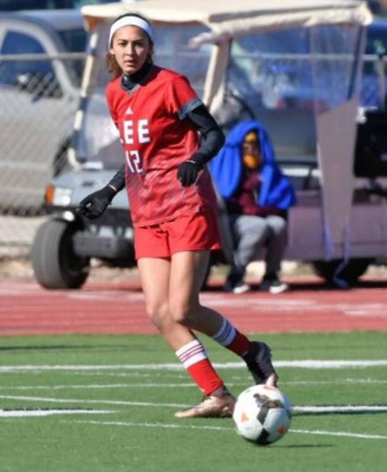 Ella aspira a llegar lejos en el fútbol.