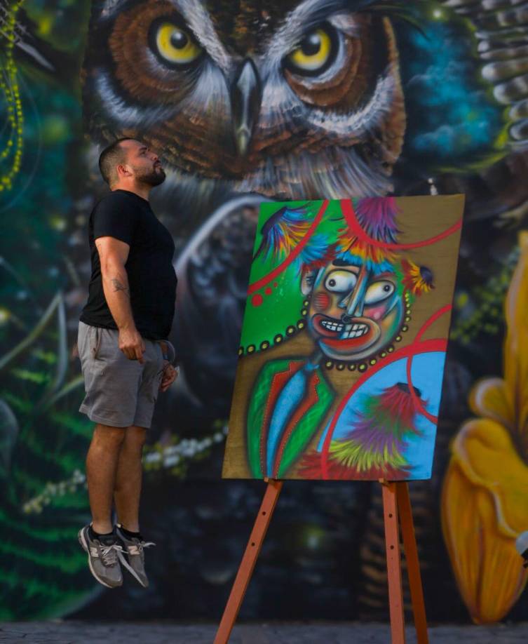 “Yo pinto con aérosol, esta técnica me ha permitido crear piezas libres y únicas con efectos súper increíbles en el gusto de los hondureños”, contó Fernández.