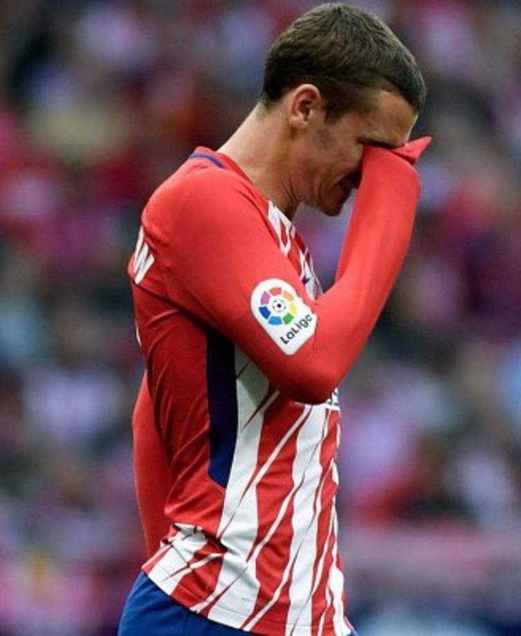 El francés Antoine Griezmann, delantero del Atlético de Madrid, comunicó a sus compañeros que se queda en el club rojiblanco, según pudo confirmar EFE, antes de los pitos de un sector de la afición a su entrada el campo en el partido con el Eibar que le afectaron y provocaron sus lágrimas en ese encuentro. El atacante tiene contrato hasta 2022.