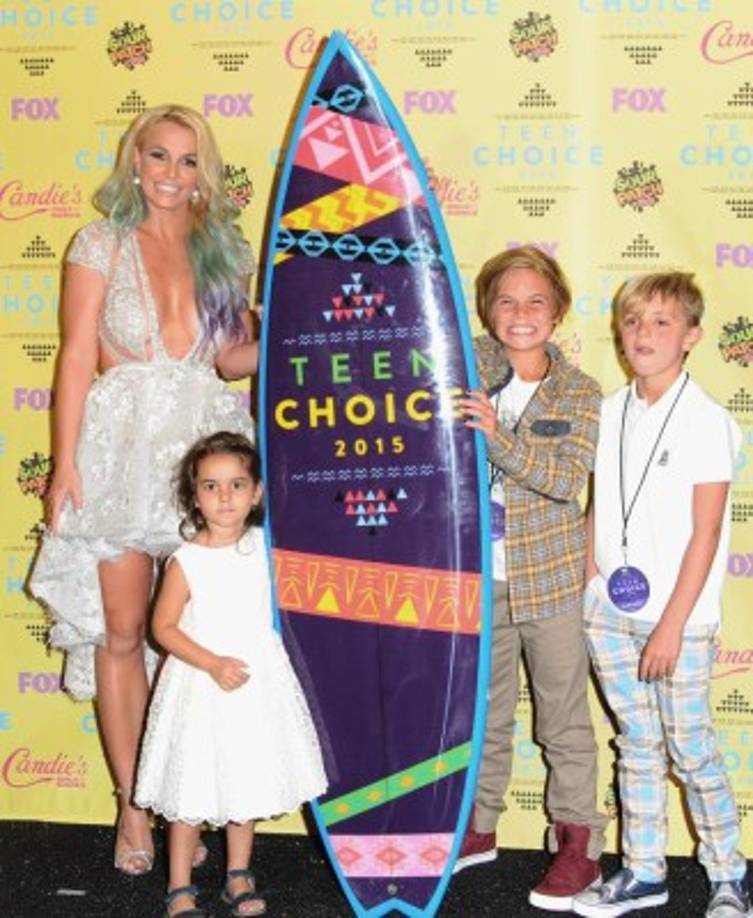 Britney Spears en los Teen Choice Awards 2015 junto a su hijos Sean Preston y Jayden James. En la imagen también los acompaña su sobrina Lexie.