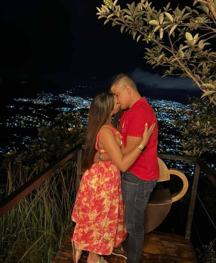 Recientemente, haciendo caso omiso a las críticas de la supuesta infidelidad de su novio con otra presentadora de televisión compartió varias fotografías de una cena romántica con su actual pareja.