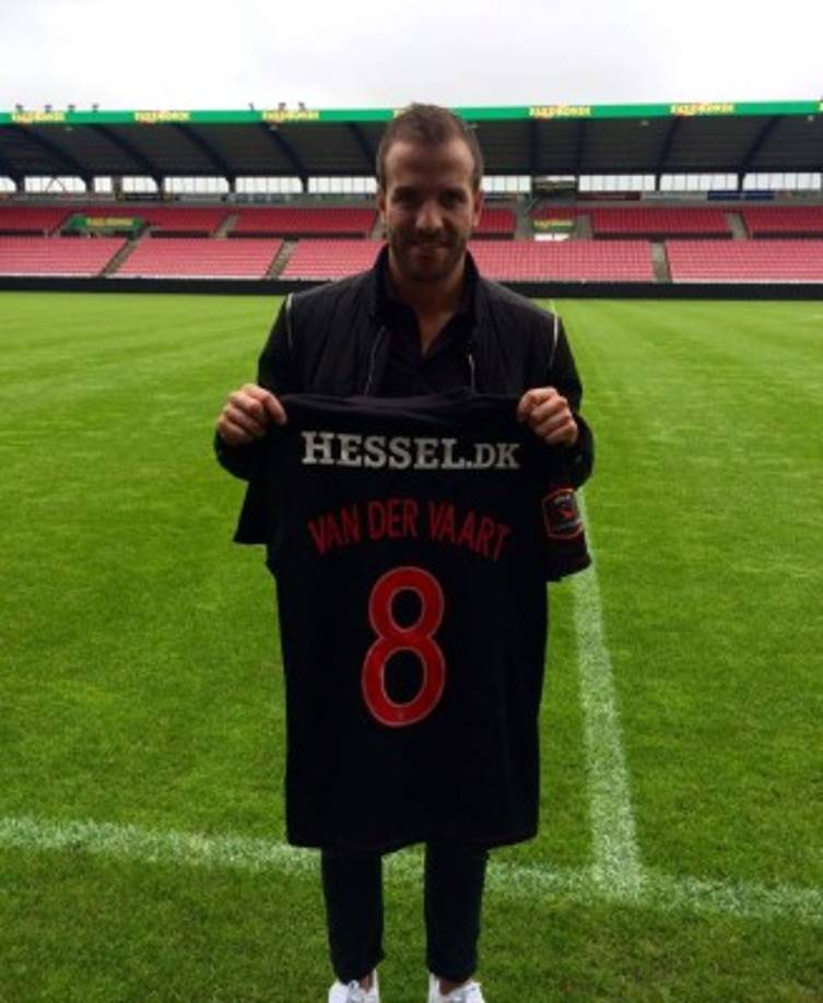 El holandés Rafael Van der Vaart abandona el Betis y jugará en el FC Midtjylland de Dinamarca los dos años que le restan de contrato.