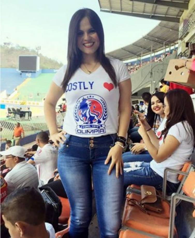 'Tita' no se pierde los partidos del Olimpia y siempre está apoyando a Costly en las gradas.