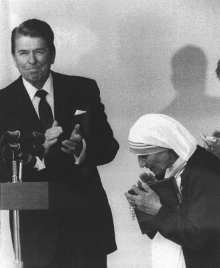El presidente Ronald Reagan entregándole a la Madre Teresa la Medalla Presidencial de la Libertad durante una ceremonia en la Casa Blanca, 1985.