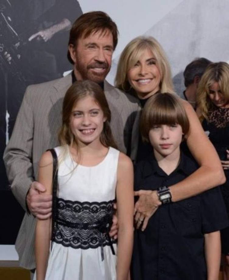 La actriz y modelo Gena O'Kelly (56), madre de dos de los cinco hijos de Chuck, desde hace seis años padece dolores de la artritis, que han sido agravados 'por una mala praxis durante una resonancia magnética', según denunció el héroe de Walker Ranger de Texas.