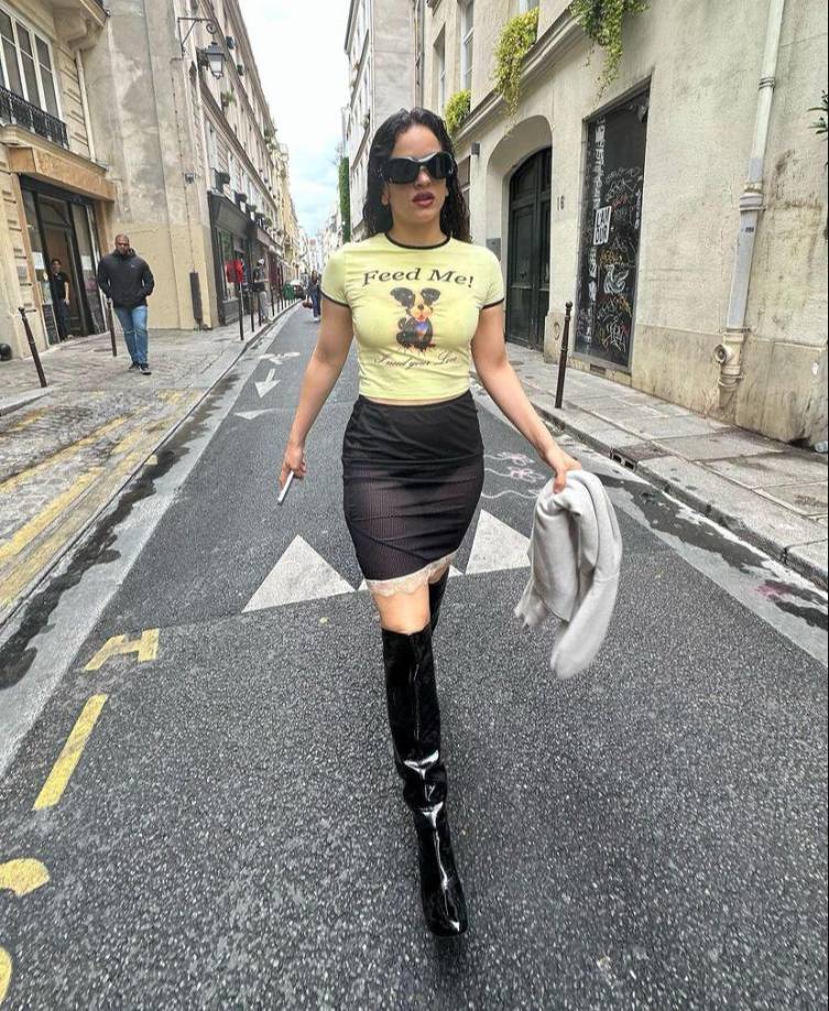 Sin anillo, y con un look revelador, Rosalía hizo una aparición en plenos rumores de separación con Rauw Alejandro, donde se dice que la pareja había decidido tomar rumbos diferentes, siempre regidos bajo el amor y el respeto que se tienen uno por el otro.