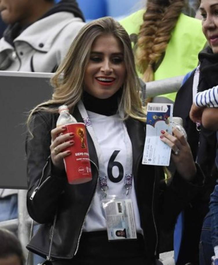 La novia boliviana del centrocampista de Francia, Paul Pogba, Maria Saues, en las gradas del estadio apoyando a su novio.