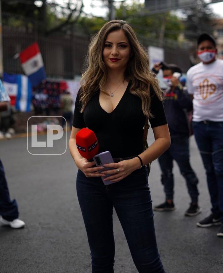 La bella periodista deportiva Shirley Cálix, de HCH, llegó a dar cobertura al ambiente de la final en el estadio Nacional.