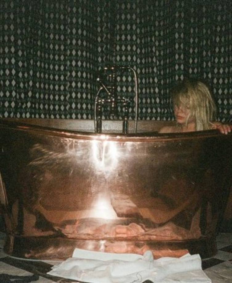 'Eres mi refugio. Me dejas hacer el tonto, me dejas hacer el salvaje; me ayudas a seguir siendo libre y a sentirme segura y me siento muy orgullosa de ver cómo te estás convirtiendo en la mujer que siempre soñaste ser. Te quiero más allá de lo que las palabras pueden expresar', añade la modelo.