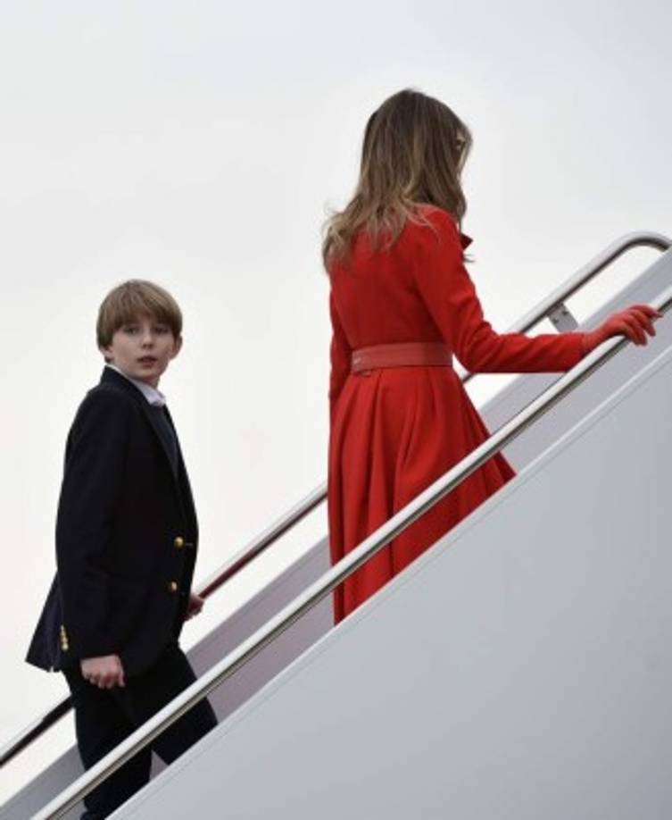 Barron junto a su madre, abordando el Air Force One.