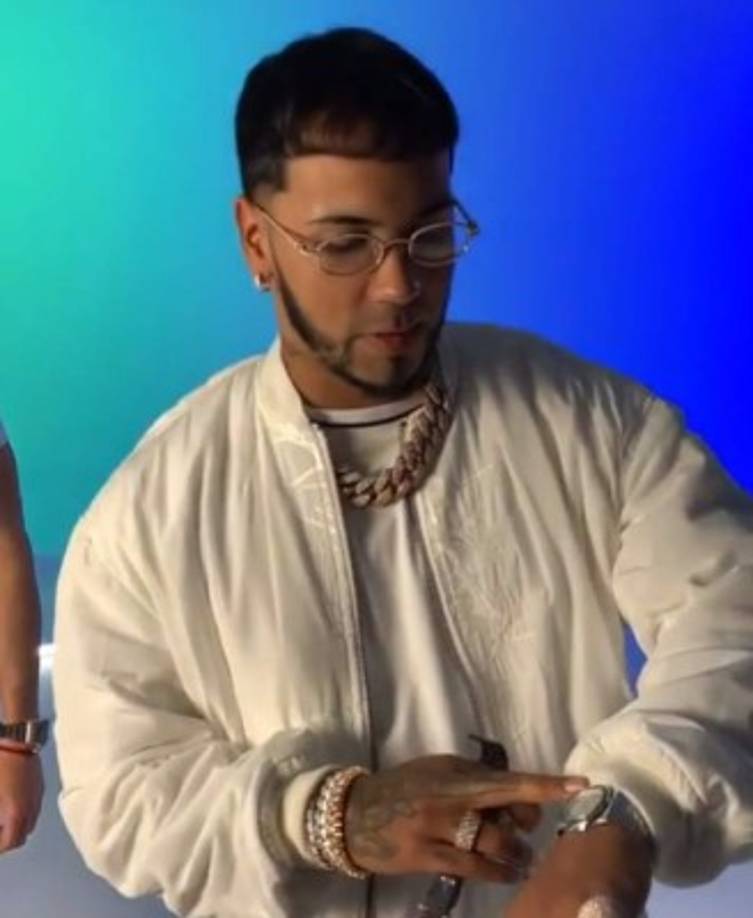 El intérprete mostró sus nuevos relojes de alta gama, asegurando que juntos, tendrían un valor superior al millón de dólares.