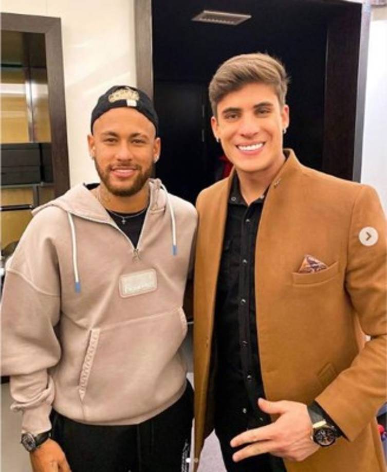 Tiago Ramos se ha convertido, en otras palabras, en el ‘padrastro’ de Neymar. De hecho, el jugador los felicitó por la relación con un mensaje en el posteo de la madre.