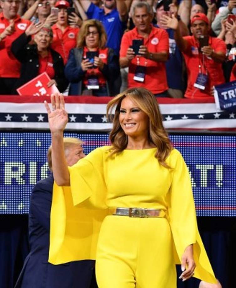 La ex modelo fue recibida por la multitud con fuertes aplausos y gritos de USA, USA, USA.