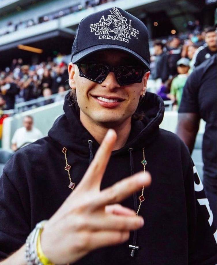 Las sospechas de que ambos sostenían una relación más allá del trabajo, comenzaron en ese mismo viaje, ya que el cantante beso a una mujer en una trasmisión en vivo, pero esta no mostró el rostro. Pero sus seguidores afirmaban que se trataba de la modelo Dania Méndez.