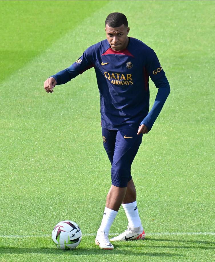 Le Parisien sostiene que Mbappé quiere evitar que su imagen pública se degrade, en caso de que irse gratis del PSG en junio, al Real Madrid, y aclara que el delantero no tiene cerrado ningún acuerdo con los merengues, el argumento de los parisinos para apartarlo durante semanas. 