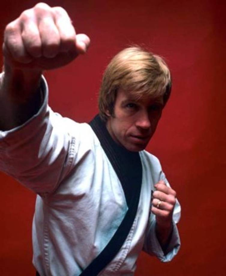 Chuck Norris. No es caprichoso que la mayoría de las películas de Chuck Norris sean de acción y que tengan a las artes marciales como distintivo. Ocurre que entre los años 60 y 70, este polifacético actor se destacaba en el karate: fue campeón del mundo entre 1968 y 1974 en su categoría