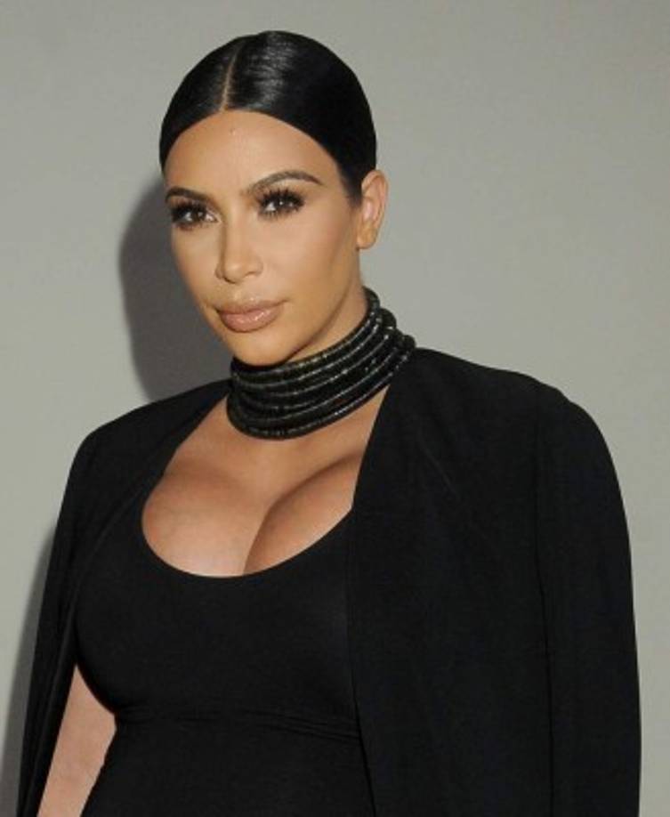 Sus accesorios fueron sobrios, pero resaltó su maquillaje y mirada.