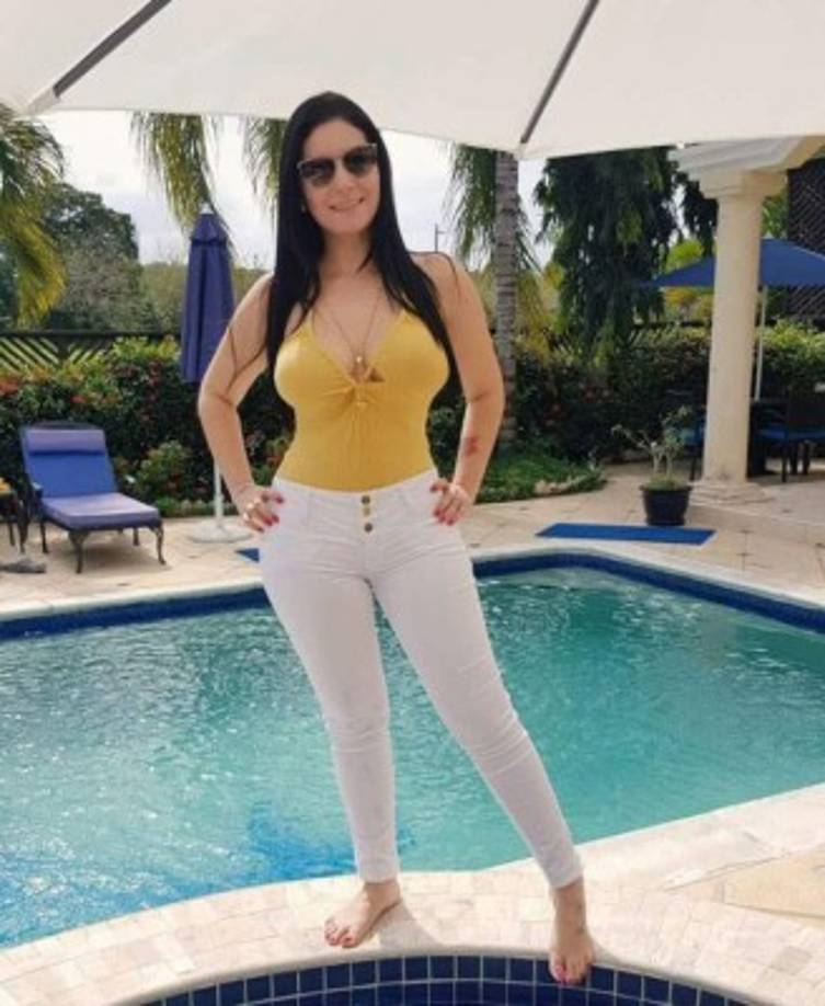 Y en twitter la podemos seguir como @arianaherchi para disfrutar de sus fotos.