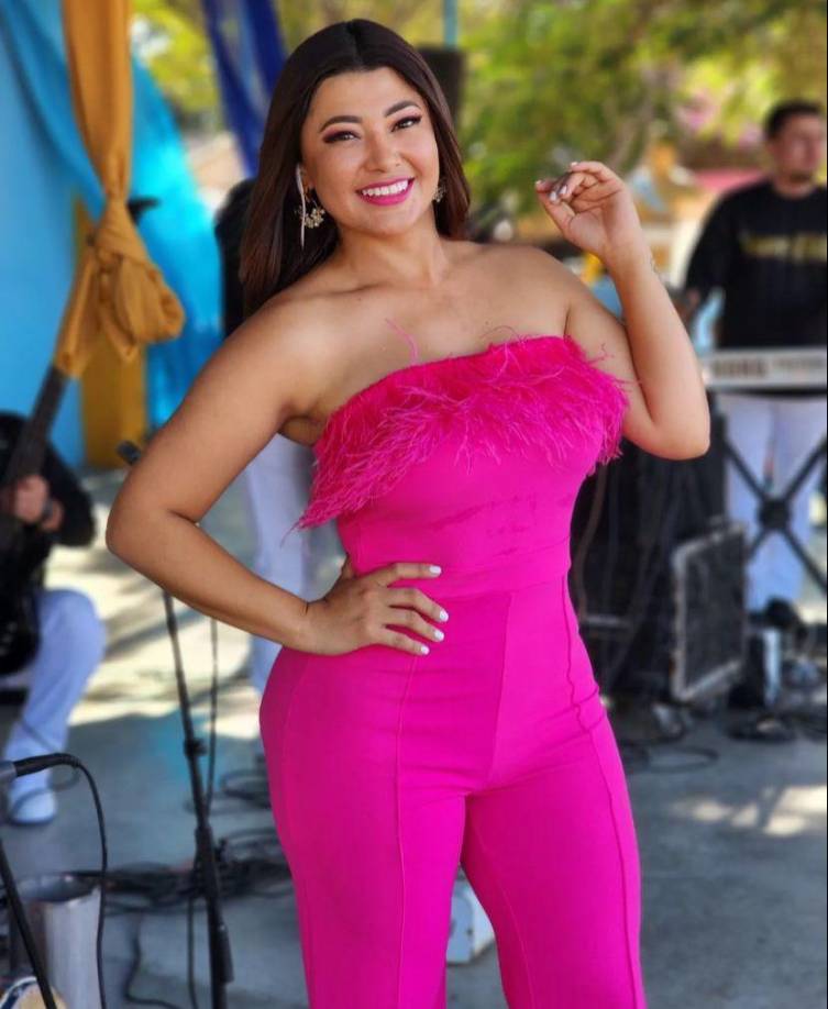 La carismática presentadora ha subido en sus redes sociales varias fotos con looks de Barbie.