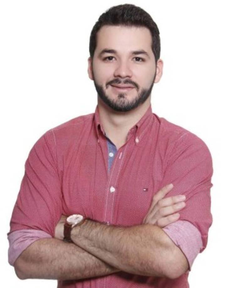 Él es el hombre que fue pillado con Malubi Paz. Su nombre es Óscar Herrera, un político que es miembro del Partido Liberal de Honduras. Según su cuenta de Instagram también es licenciado en Hostelería y Turismo, así como docente y actor de cine.