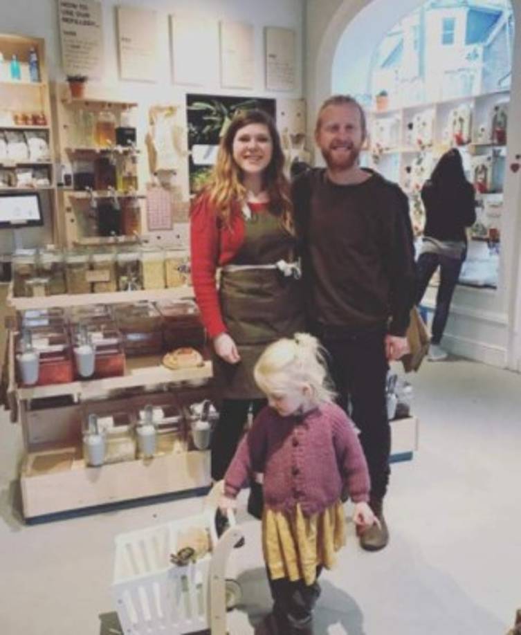 'Tenemos nuestra propia casa, nuestro jardín, plantamos nuestra propia comida. Es como un pueblo sin carreteras. Es una comunidad de unas 40 personas. Todo es vegetariano y 100% orgánico. Estamos produciendo 25.000 litros de leche al mes en botellas de cristal', indicó el excompañero de CR7 en Manchester United.