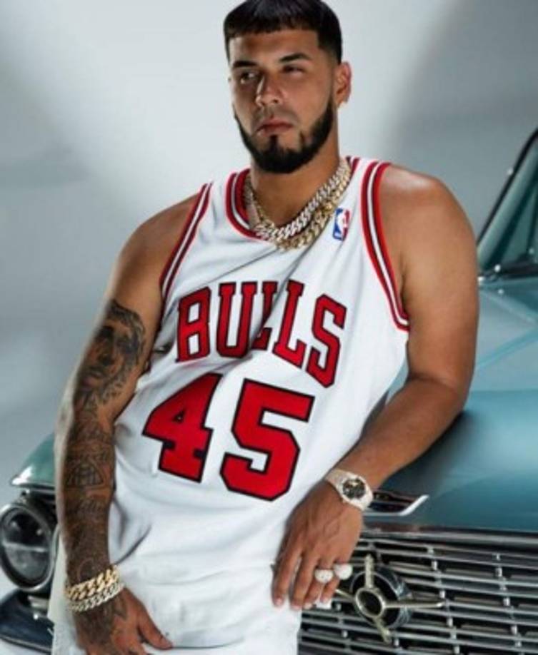 Según él lo hace para mostrar como con esfuerzo y arduo trabajo se pueden lograr las cosas.