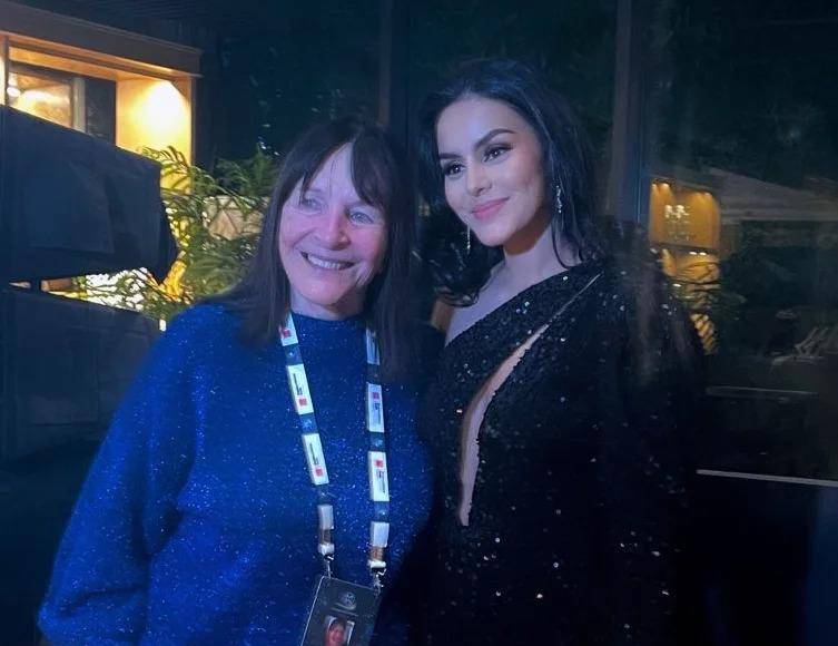 “Un gran honor haber tenido la oportunidad de compartir con esta gran mujer digna de admirar”, escribió Yelsin Almendarez junto a una fotografía en la que aparece con Julia Morley, directora del certamen.