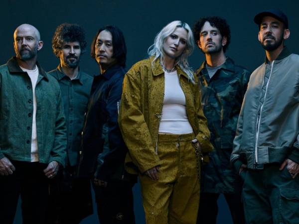 La banda de rock estadounidense Linkin Park y su nueva vocalista, Emily Armstrong.