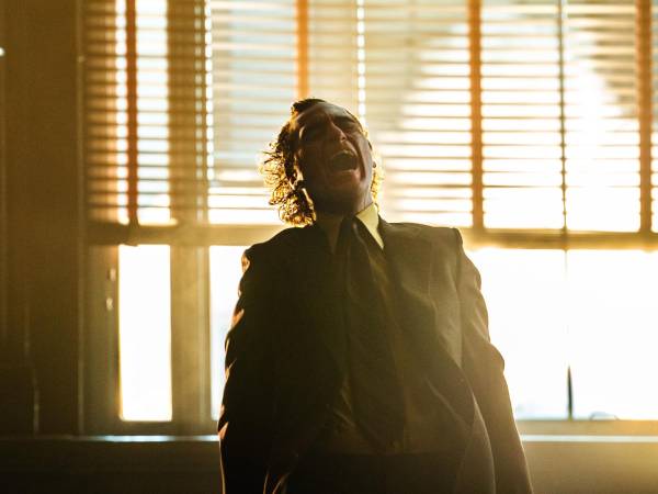 Las historia de “Guasón 2: Folie à Deux” parte con un Arthur Fleck internado en Arkham, a la espera de juicio por sus crímenes como Guasón.