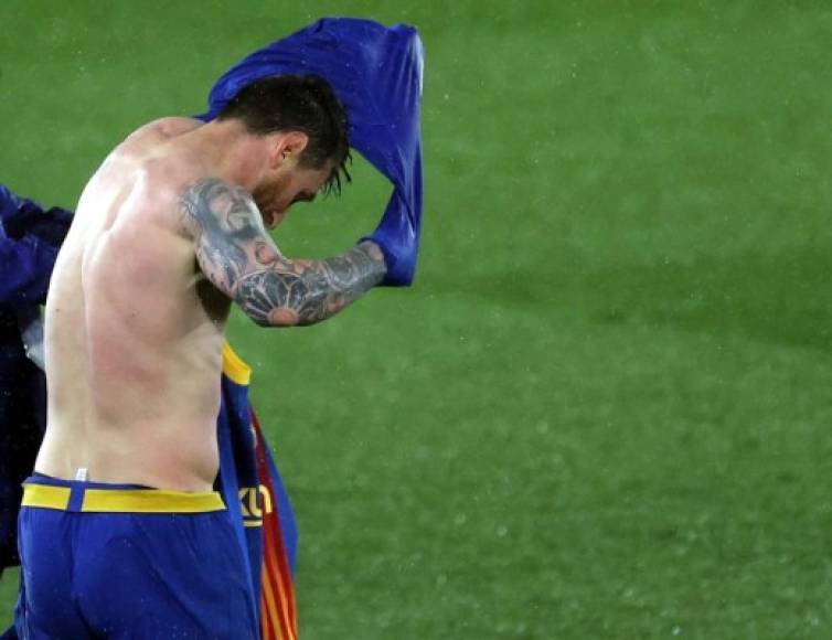 Lionel Messi tuvo que cambiarse la camiseta en el segundo tiempo tras la fuerte lluvia.