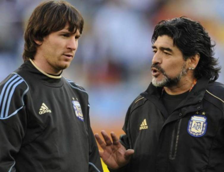 Durante Sudáfrica 2010, Maradona encaró a Messi luego de que en un entrenamiento pateara mal un tiro libre. El Pelusa le dio un par de clases y perfeccionó sus disparos.