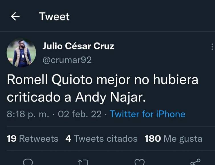 Julio César Cruz le lanzó su dardo al delantero hondureño Romell Quioto.