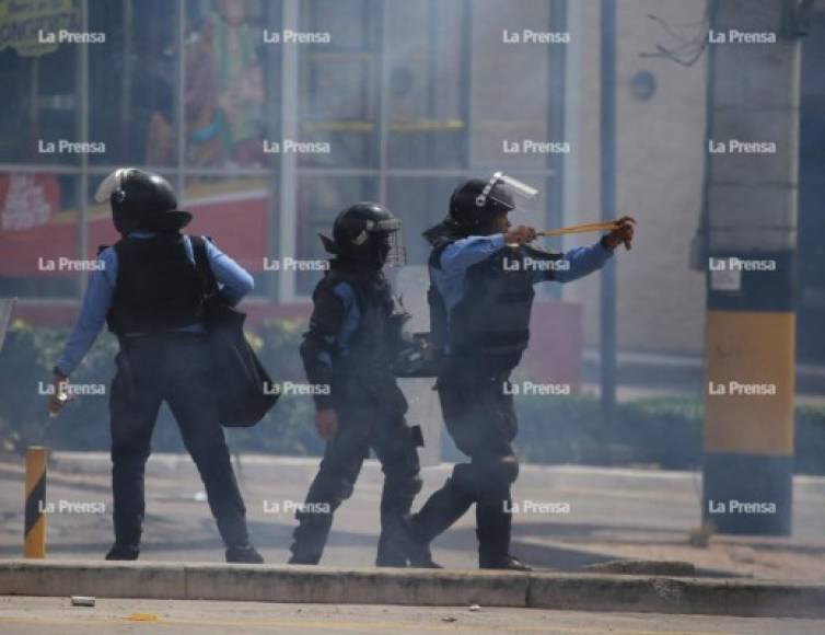 Bombas lacrimógenas fueron lanzadas en el bulevar Suyapa de Tegucigalpa.<br/>