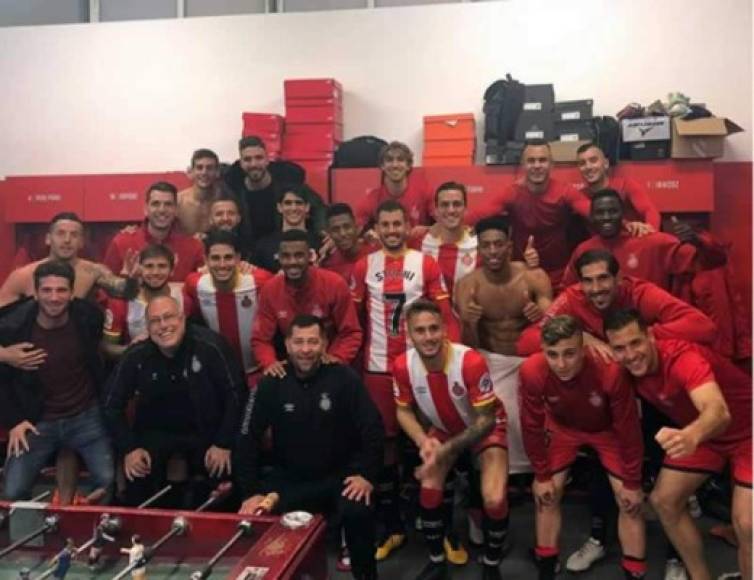 La celebración íntima de los jugadores del Girona, entre ellos 'Choco' Lozano.