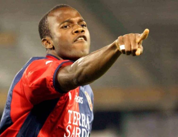 David Suazo realizó sus estudios en el colegio ITEE. Sus amistades cuentan que le hicieron saber que tenía que terminar el colegio antes de dedicarse al fútbol.