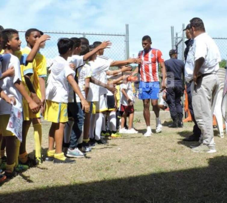 El delantero Carlo Costly fue de los más asediados por los niños en Roatán.