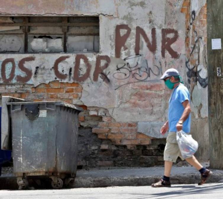 Algunos ciudadanos piden arrojar estos artículos a la basura por la salud y bienestar de las personas. AFP