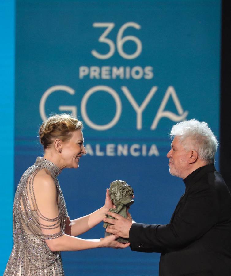 Cate Blanchett recibe el premio Goya Internacional por parte del director Pedro Almodovar.