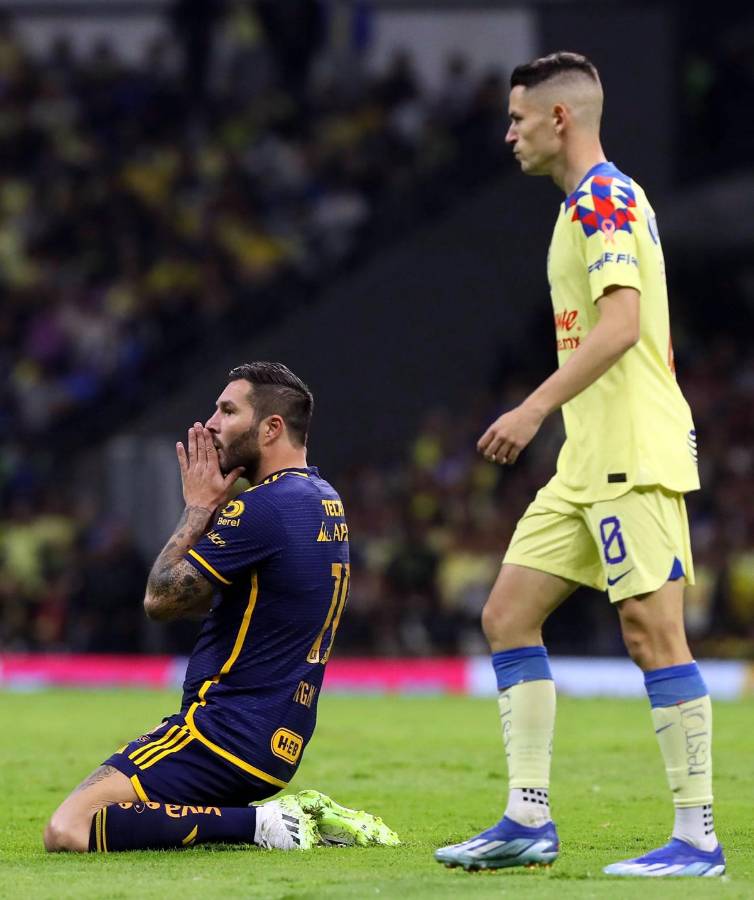André-Pierre Gignac se lamenta tras la primera ocasión del partido.