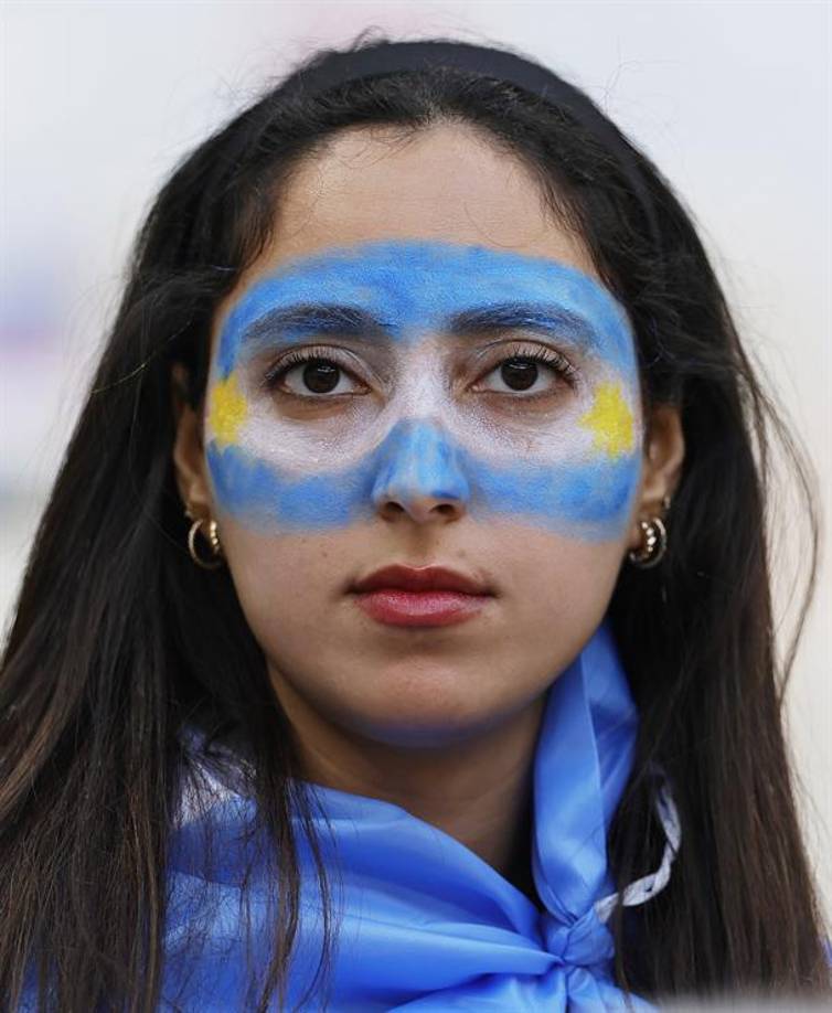 Gesto de Antonela y hondureño presente en el Argentina-Francia