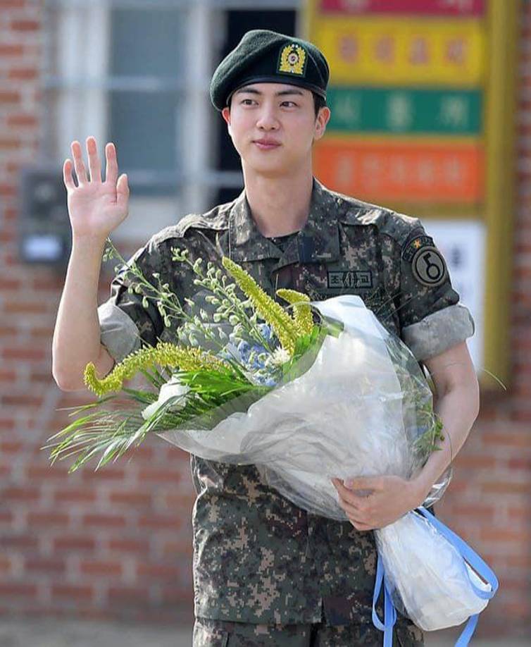 Shin Young-jae, e CEO de HYBE lo recibió con un ramo de flores. 