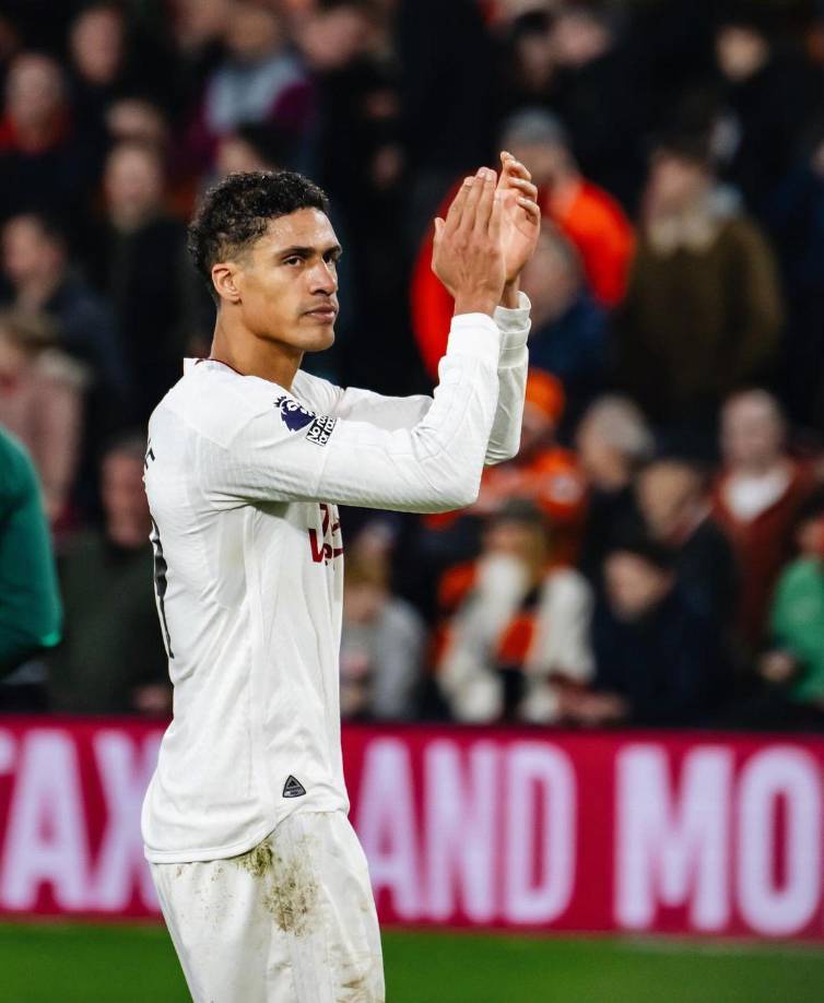 El exjugador del Real Madrid y del Manchester United, Raphael Varane, se encuentra en búsqueda de un nuevo destino y según detallan medios españoles, el Inter de Miami de Messi, se habría interesado en su fichaje.