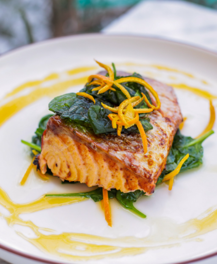 El menú está disponible en su página web, donde se pueden apreciar precios desde los 9 dólares (entradas) y los platos fuertes de unos 200 dólares.