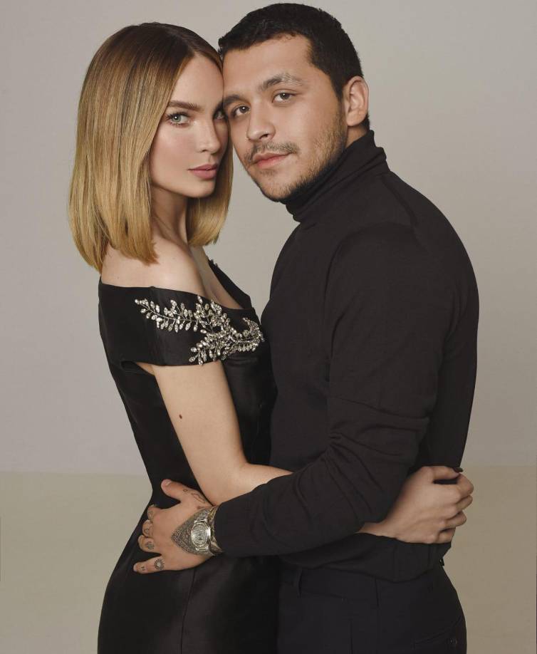 Y es que, los tatuajes del intérprete de “De los besos que te dí”, se pueden ver un tanto descoloridos, por lo que poco a poco irán desapareciendo, y es que cuando Christian Nodal inició su carrera como cantante, parecía un niño tímido y en su rostro y cuerpo no tenía ningún tatuaje o por lo menos ninguno de ellos era visible. 