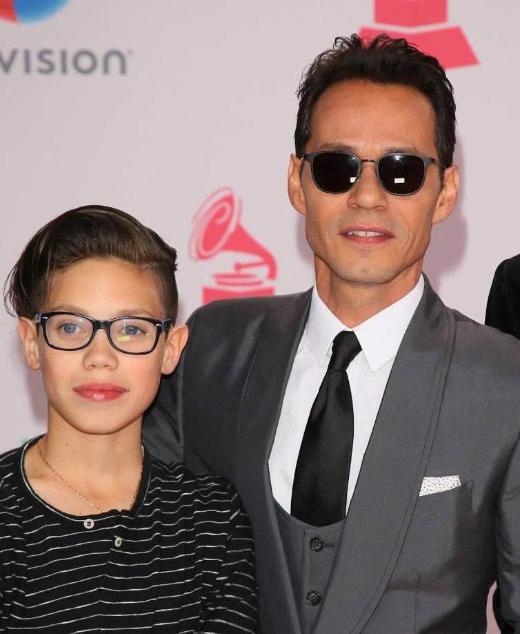 Independientemente de lo que él piense de su atractivo físico, el cantante no puede negar que se ha convertido en uno de los grandes sex-symbols latinos, pero parece que muy pronto alguien podría arrebatarle ese título dentro de su propia familia.